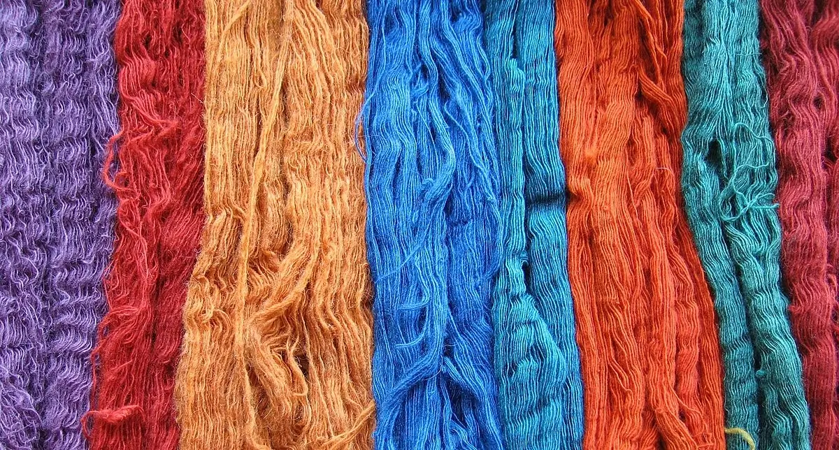 Texture of naturally dyed fibers